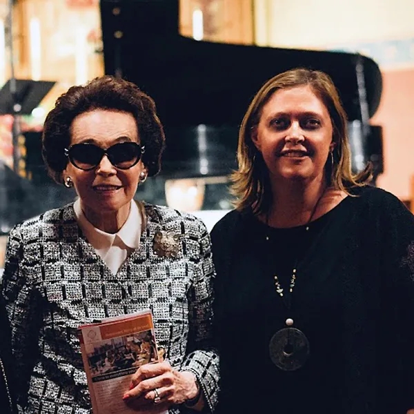 斯特拉迪瓦里協(xié)會創(chuàng)始人Mary Galvin與該協(xié)會執(zhí)行董事Suzanne Fushi